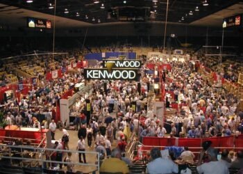 Participants crowded on the show floor at Dayton Hamvention, exploring vendors selling equipment and showcasing top ham radio destinations.