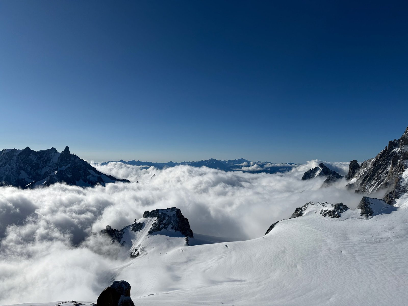 Glacier on the slopes of Mont Blanc carving a valley, illustrating how Ice Age glaciers shaped the Pöllat Gorge near Neuschwanstein Castle.